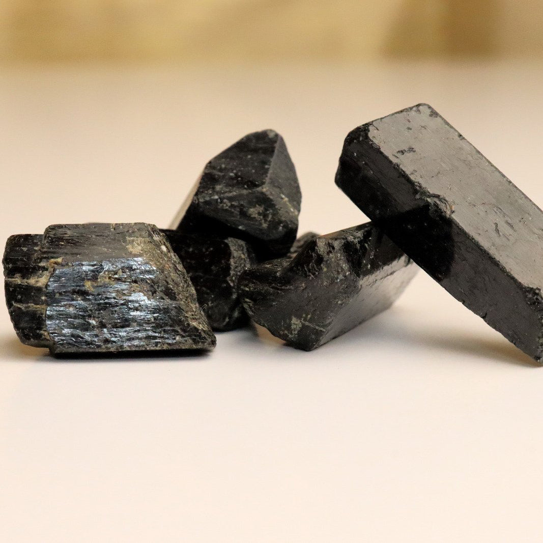 Turmalina Negra Bruta — Proteção, Purificação, Soluções