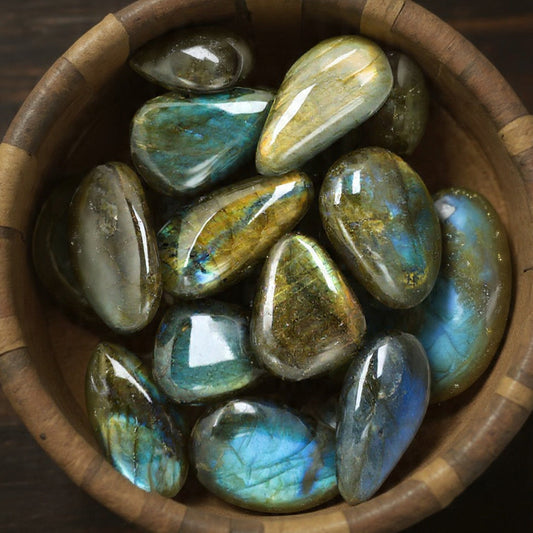 Labradorite Rolada — Intuição, Proteção, Magia