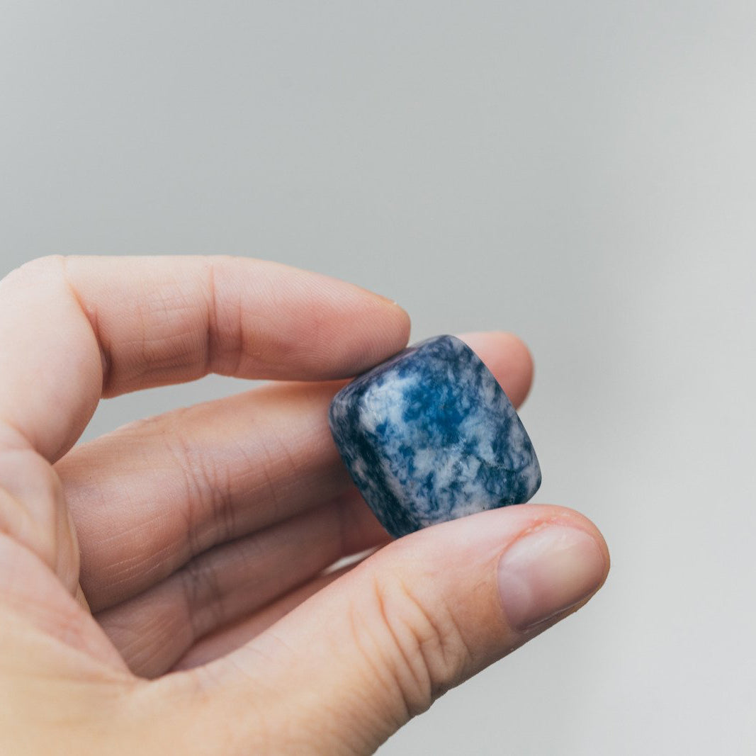 Quartzo Azul Rolado — Paciência, Clareza Mental, Silêncio